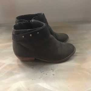 Griege ( beige/grey) Girls booties.
